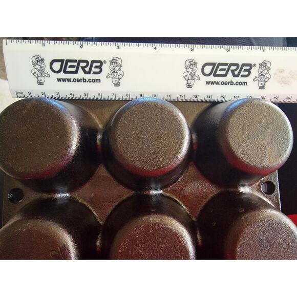 Vintage Lodge #5P2 Cast Iron 6 Cup Cornbread Muffin Pan 7.5in x 5.25in (7) - Picture 5 of 6